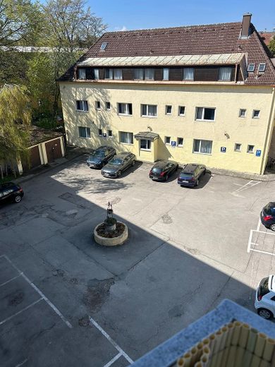 *Provisonsfrei* 3 Zimmer Wohnung nahe Harras – Frisch renoviert – Hof
