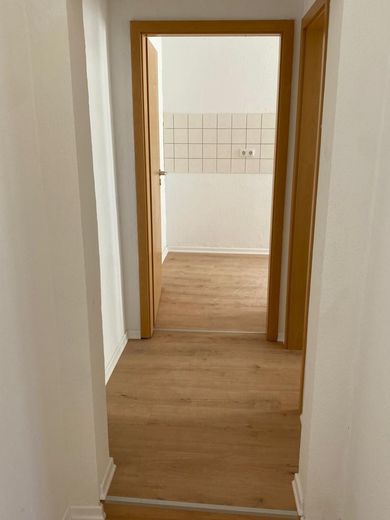 Großzügige 2,5-Raum-Wohnung mit Einbauküche – Flur