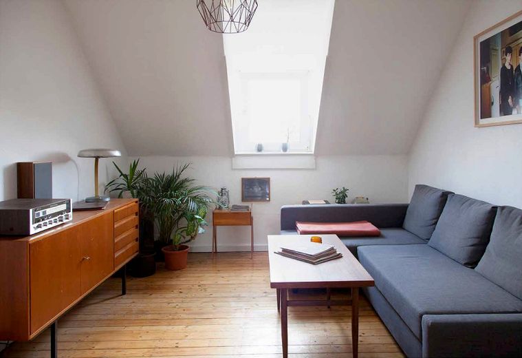 ALTBAU-CHARME! Einfach & günstig wohnen über den Dächern von Offenbach! – Wohnzimmer
