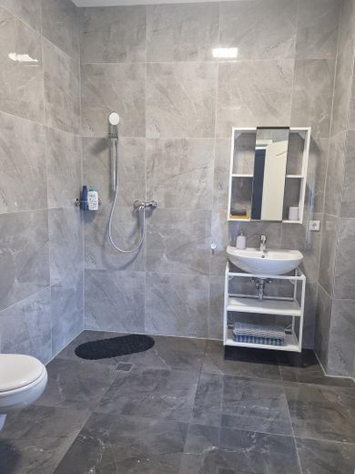 Möbilierte Business-Apartments in Köln - ideal für Unternehmen & Projektmitarbeitere – Bad, beispielhaft