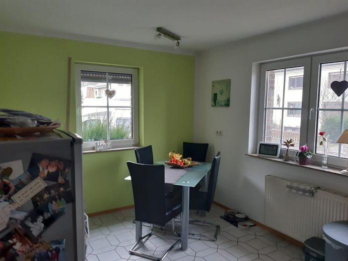 Gepflegtes Zweifamilienhaus mit freier Dachgeschosswohnung, großem Südgarten und Garage – Foto 5