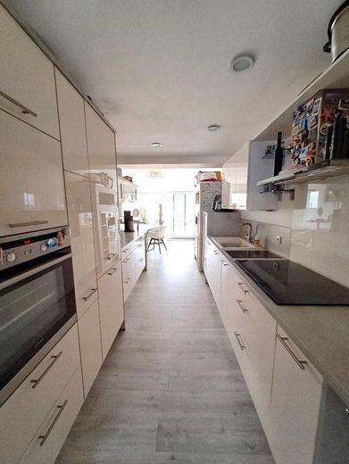 modernes Einfamilienhaus mit Einbaupool zu verkaufen – Küche
