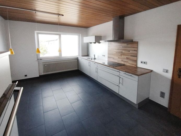 Helle, renovierte 4-Zimmer-Wohnung (1.OG) mit Küche und Süd-Balkon in ruhiger Lage in Kleinostheim – Küche