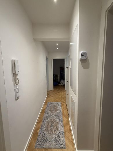 Balıksırtı parke zeminli, Berlin-Wilmersdorf’ta süreli kiralık, mobilyalı 3 odalı eski bina dairesi, 80m2 – Flur