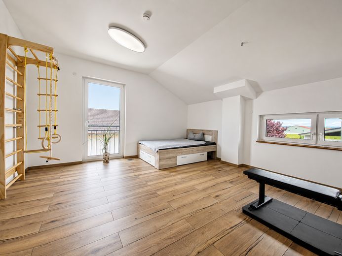 Modernes 217-m²-Familienhaus mit 8 Zimmern, PV-Speicher, Wallbox, Solar & großem Garten – Foto 32