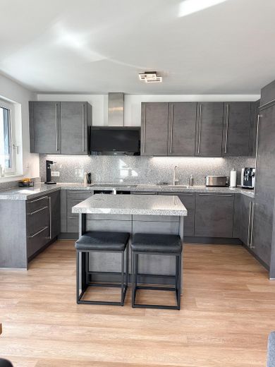 Exklusive 3-Zimmer-Wohnung in Fürth-Burgfarrnbach – hochwertige Küche, Balkon, Aufzug & TG – Küche 8