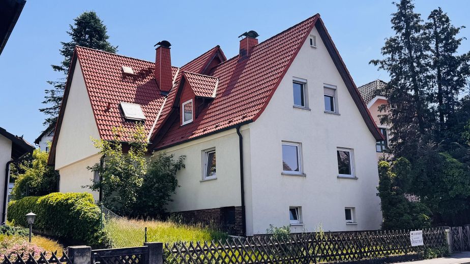 SENZA PROVVIGIONE: casa bifamiliare ristrutturata in posizione a misura di famiglia a Coburg-Scheuerfeld. – Gepflegte Außenansicht mit Vor