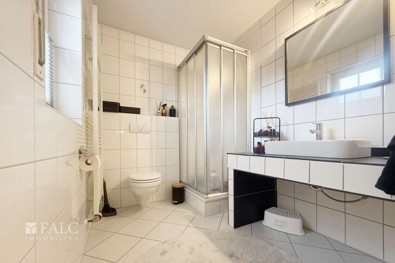 Wohnqualität neu definiert - Ihr neues Zuhause mit Gartenidylle – Duschbad