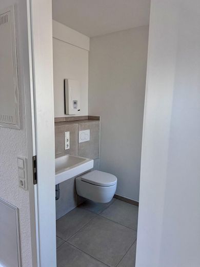 Kapsamlı tadilat sonrası ilk kullanım | KfW55 EE | 62 m² | Üst kat/çatı katı | İstasyona 2 dk. | Taşınmaya hazır 10/2026 – Badezimmer