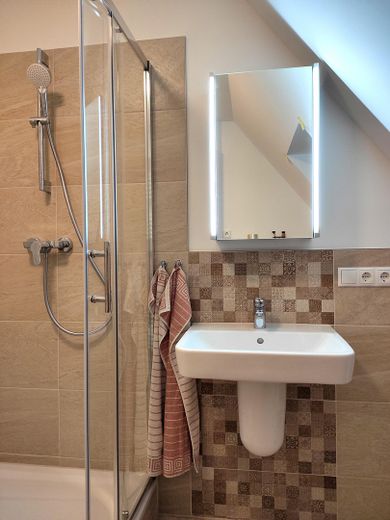 Dachgeschoß-Maisonette-Wohnung 52 qm am Tilsiter Platz in Kiel-Ellerbek – Waschtisch mit Spiegelschrank
