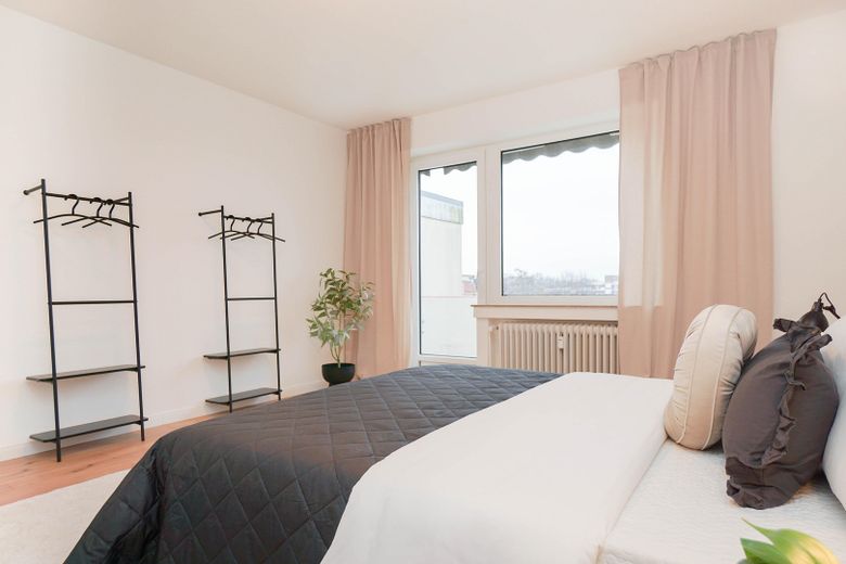 Schlafzimmer mit Balkonzugang