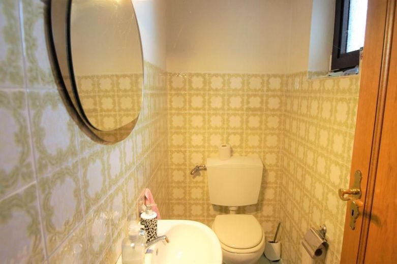 CITYHOUSE: Freistehendes Einfamilienhaus mit großem Grundstück, Kamin, Doppel- und Einzelgarage – Gäste WC