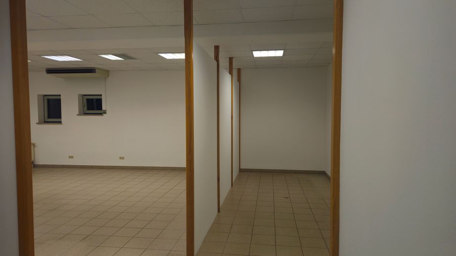 Helles Büro oder Handelsfläche mit 3 Stellplätzen – Innen 2