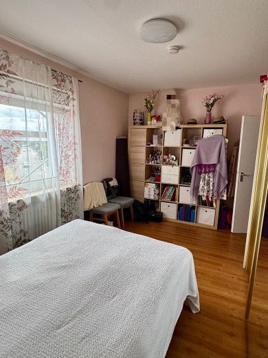 Luminoso apartamento de 3,5 habitaciones con balcón, ascensor y baño nuevo – Schlafzimmer