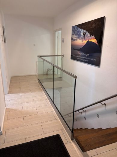 mooie woning met kantoor/opslag, groot terras, veel groen, ecologisch geïsoleerd, lage gemeentelijke bedrijfsbelasting. SLECHTS 240% – Treppe UG