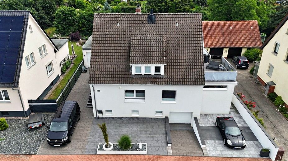 Gehobenes und kernsaniertes Einfamilienhaus mit Möglichkeit der Hinterbebauung in Schloss Ricklingen – Frontansicht Drohne
