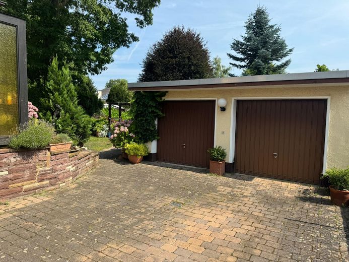 Ein-Zweifamilienhaus in Neu-Edingen 68535 – Doppelgarage mit Automatik