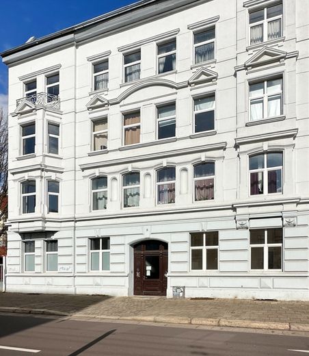 Großzügige 2-Zi Familienwohnung, 2 Bäder, zentrumsnah, sehr hell und freundlich – Hausansicht front