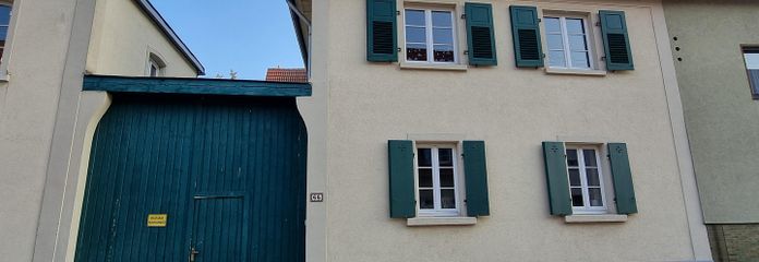 Hausansicht mit Hoftor