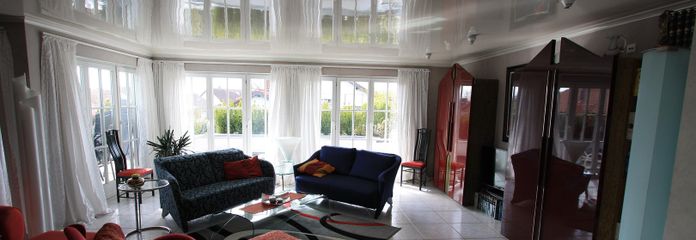 Casa da sogno progettata da un architetto con uffici | posizione privilegiata a Öhringen Sud con piscina – Wohnzimmer