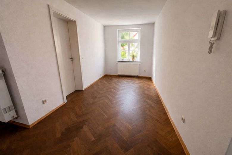 RUHIGE 5-RAUM WOHNUNG IN ZWEIFAMILIENHAUS MIT GARTENANTEIL – Küche Variante oben