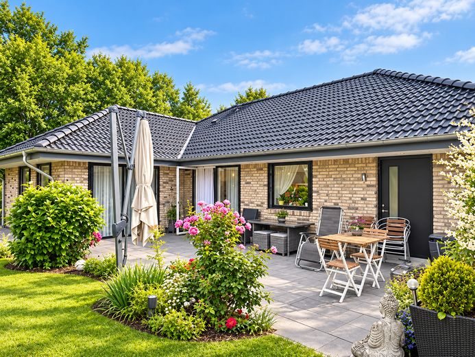 Nowoczesny bungalow KfW-40 – 125 m² powierzchni mieszkalnej, działka 811 m² i duży ogród – Gartenansicht