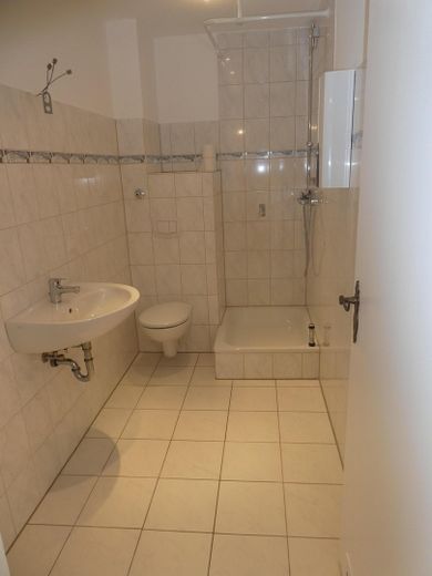 1 ZKB mit Balkon, ruhige Lage, EG-Hochparterre – Bad