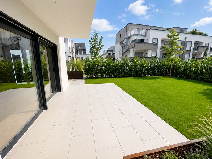 Exklusives Einfamilienhaus mit hochwertiger Ausstattung, Garage und Garten – Garten / Terrasse