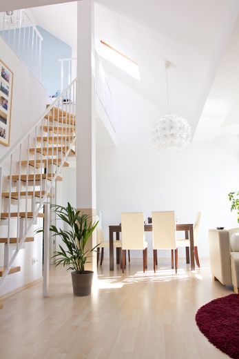 2,5-Zimmer-DG-Maisonette mit Galerie, Balkon, EBK & 2 TG-Stellplätzen – Esszimmer/ Wohnzimmer