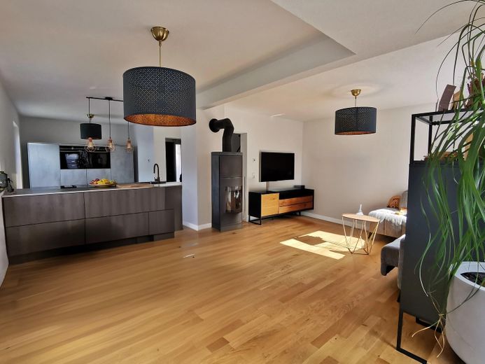 Moderna casa a schiera d’angolo con impianto fotovoltaico, pompa di calore e smart home a Flein – Photo 2