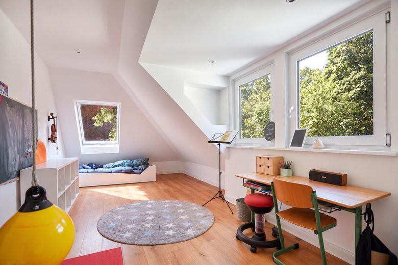 Ampliada en 2026: casa familiar de 298 m² en una parcela de 1.786 m² en Hamburg-Rissen | sin comisión – Kinderzimmer OG