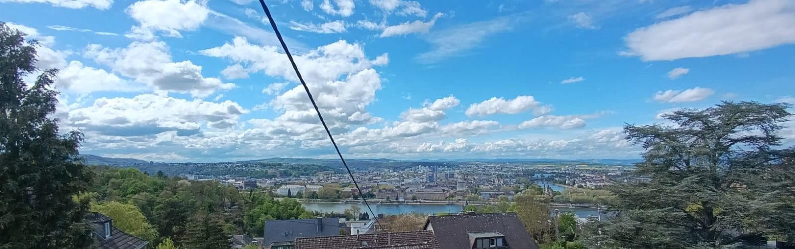 Affascinante villa su un ampio terreno divisibile, con alberi secolari e posizione elevata senza possibilità di edificazione antistante – Fernblick