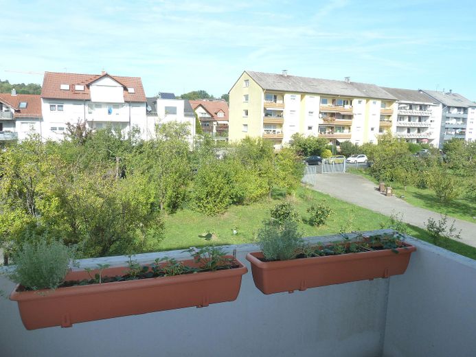 Bright 2-room apartment in a central, quiet location with balcony, loggia, view of greenery and parking space – Ausblick von der Loggia