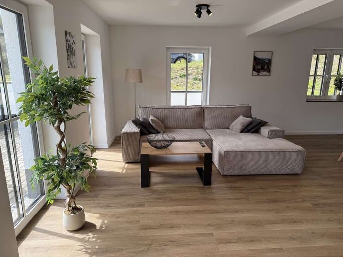 Mit 2 Schlafzimmern, ansprechendes Design - KFW70 Standard – Foto 1