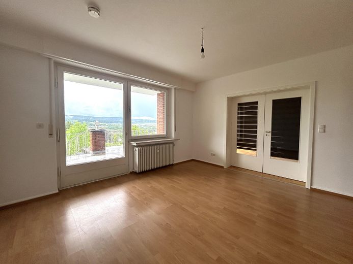 Wieder verfügbar: Große 3-Zimmerwohnung mit traumhaftem Ausblick in Alfelder Bestlage – Esszimmer mit Durchgang zum WZ