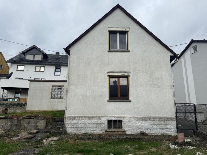 Einfamilienwohnhaus freistehend in 56244 Hartenfels - renovierungsbedürftig – Ansicht Gartenseite