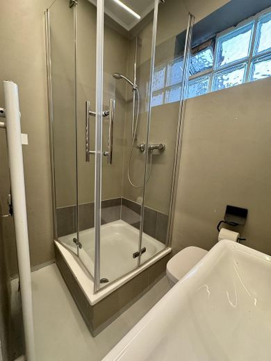 Exklusives Hinterhof-Loft mit Garten, Terrasse & Galerie | Erstbezug | Flingern – Designbad