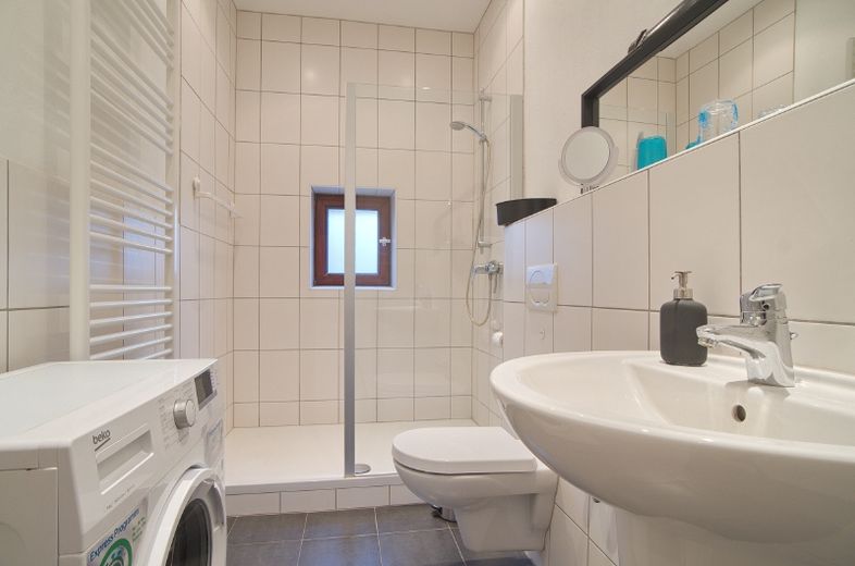 Helle, schöne Wohnung mit Komplettausstattung, Waschmaschine etc., ruhig gelegen – 81fb2c7586a34abcc315a6860b098127a2def523.jpg