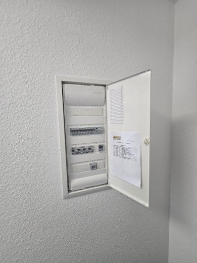 2 Einmalige Ladenlokale in stark frequentierter Lage mit ca. 280 m2 und 103 m2 Gewerbefläche – Elektro