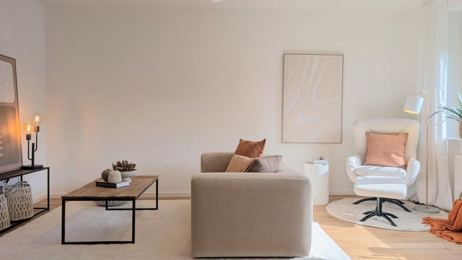 Licht 3-kamerappartement, volledig gerenoveerd, met balkon bij het stadspark en parkeerplaats in de ondergrondse garage – Wohnzimmer