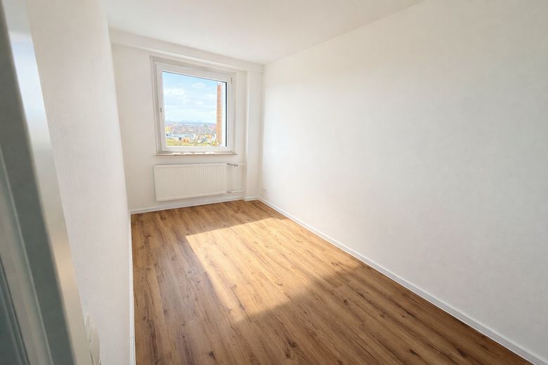 Kernsanierte 3-Zimmer-Wohnung mit moderner Einbauküche in zentraler Lage – Kindderzimmer