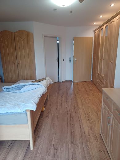 Klimatisierte mod.lichtdurchfl.DG-Whg. Pelleto+PV-Anlage,unverb.FERNSICHT+3-Fachvergl. – Schlafzimmer