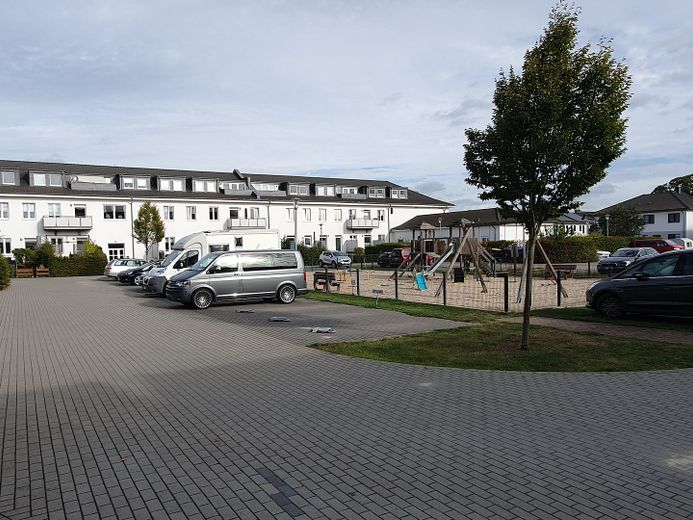 Gerenoveerd EN direct beschikbaar: tuinappartement m. eigen ingang, vloerverwarming, meer- en stationsnabijheid – Wohnanlage innen 2 Spielplatz