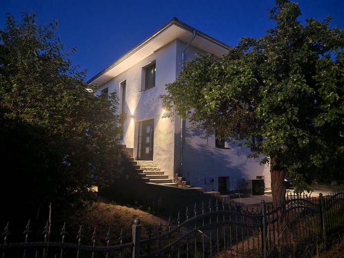 Erstbezug in Zepernick – Provisionsfreie KfW-40-EE Stadtvilla auf über 1.000 m² Grundstück – Außen NordWest Eingang Abends
