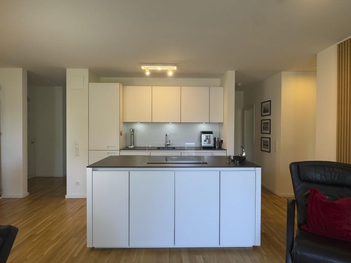 Penthouse im Staffelgeschoss mit großzügigem Wohnbereich, Balkon und hochwertiger Ausstattung – Küche (Next125)
