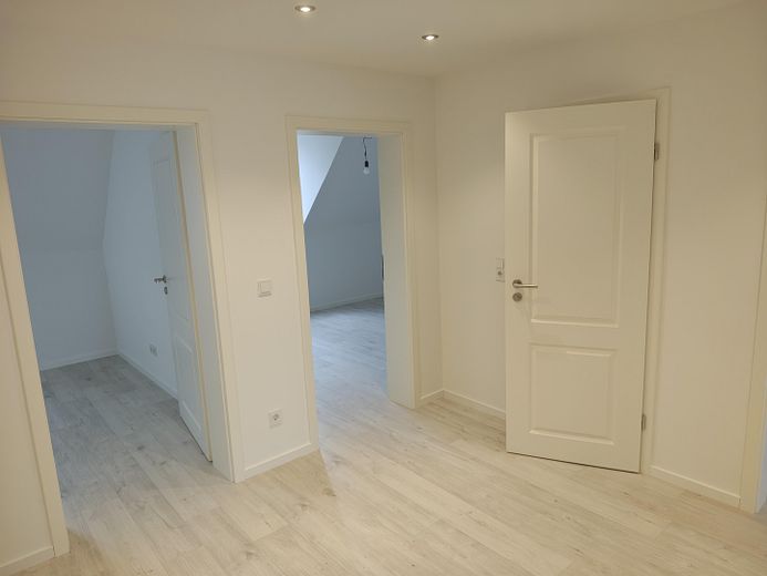 Première occupation après rénovation ! Appartement de 3 pièces avec balcon, dans un très bon emplacement central – Flur