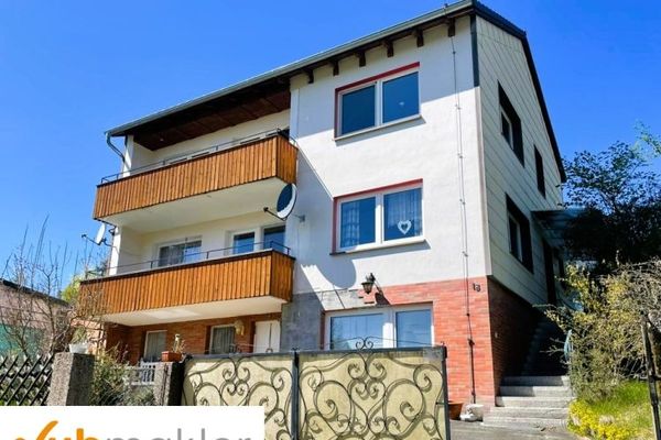 Casa adatta alle famiglie con balcone, terrazza e quattro garage a Neuenreuth