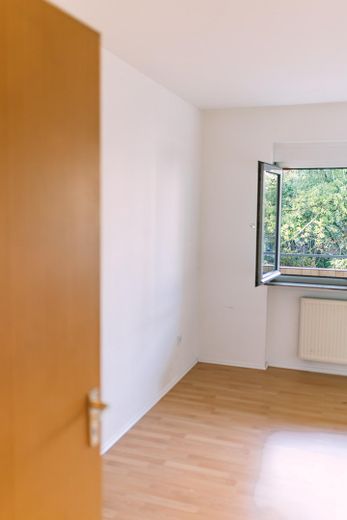 Natychmiast dostępne: piękne mieszkanie 2-pokojowe z loggią od zachodu i zmodernizowaną łazienką – Blick ins Schlafzimmer