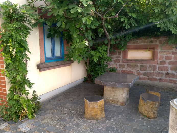 Gemütliche 2-Zimmer-Wohnung teilmöbliert mit Einbauküche und Klimaanlage barrierefrei – Sitzecke gem. genutzt