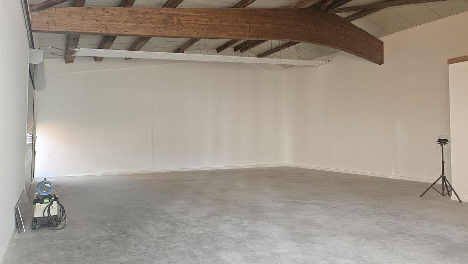 Halle commerciale neuve avec surface de bureaux dans un emplacement central idéal – Halle 4